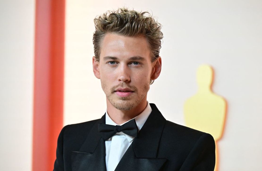 El actor Austin Butler, nominado a mejor actor por su interpretación de Elvis, desfile por la alfombra roja de los premios Oscar.