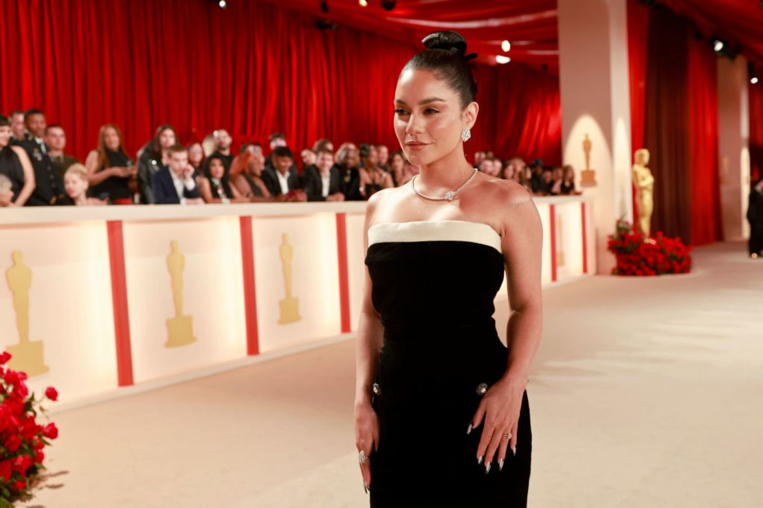 Vanessa Hudgens asiste a la alfombra roja de los premios Oscar 2023 en el Dolby Theater de Los Ángeles.