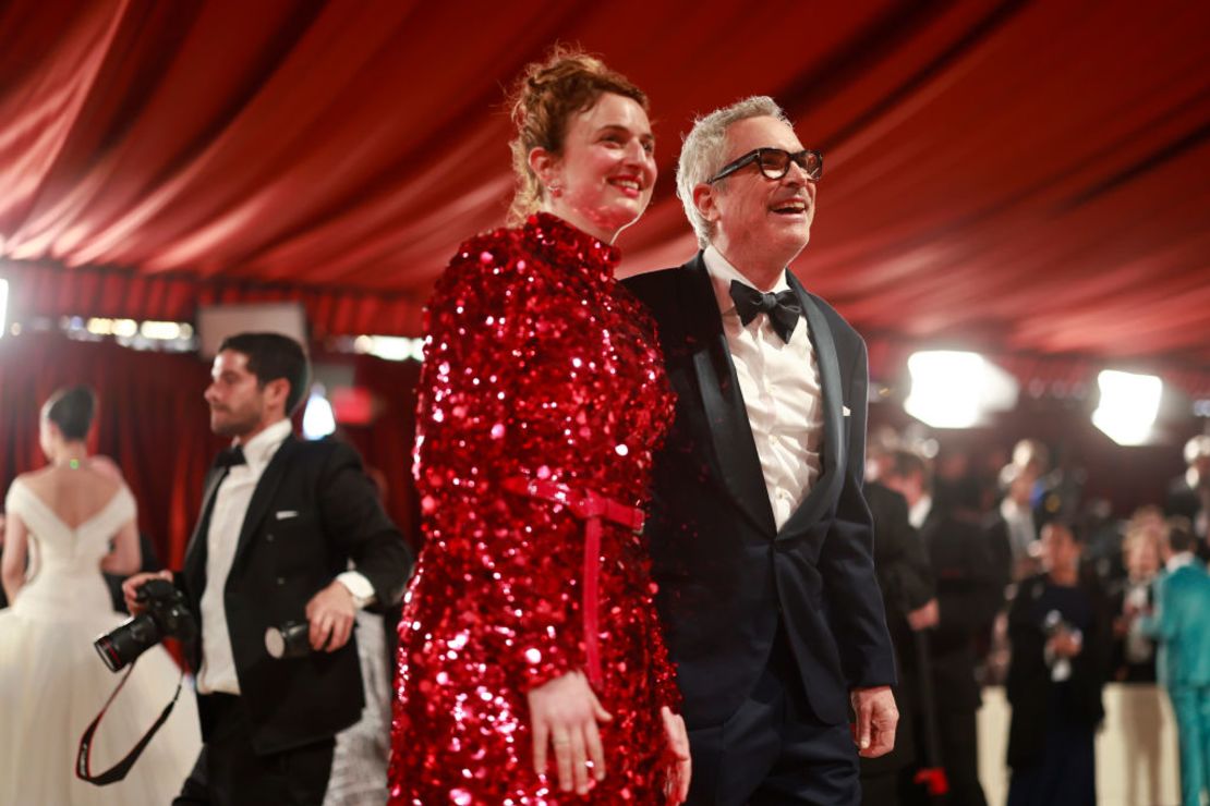 Alice Rohrwacher y el director mexicano Alfonso Cuarón asisten a la edición 95 de los premios de la Academia en el Dolby Theater de Los Ángeles.