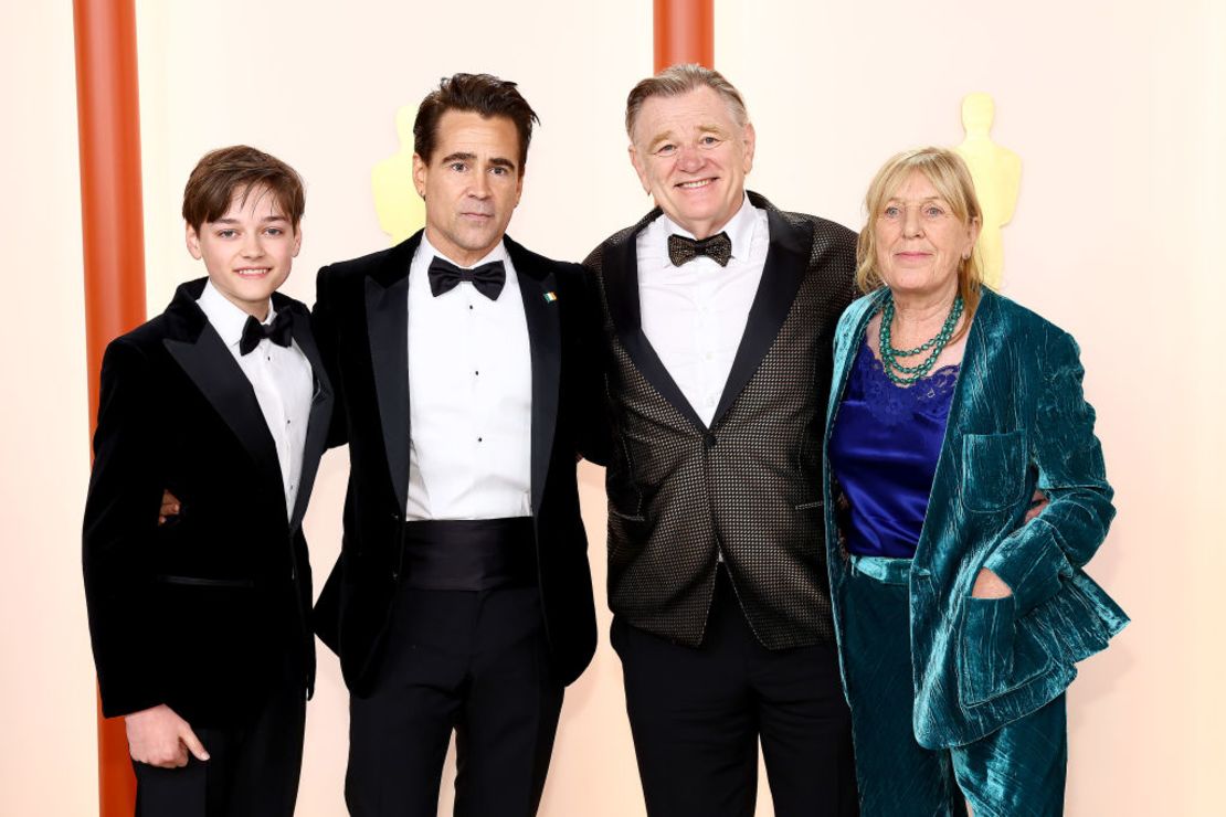 (Izq-der) Henry Tadeusz, Colin Farrell (nominado a mejor actor por “The Banshees of Inisherin”), Brendan Gleeson y Mary Gleeson posan en la alfombra roja de los premios Oscar 2023.