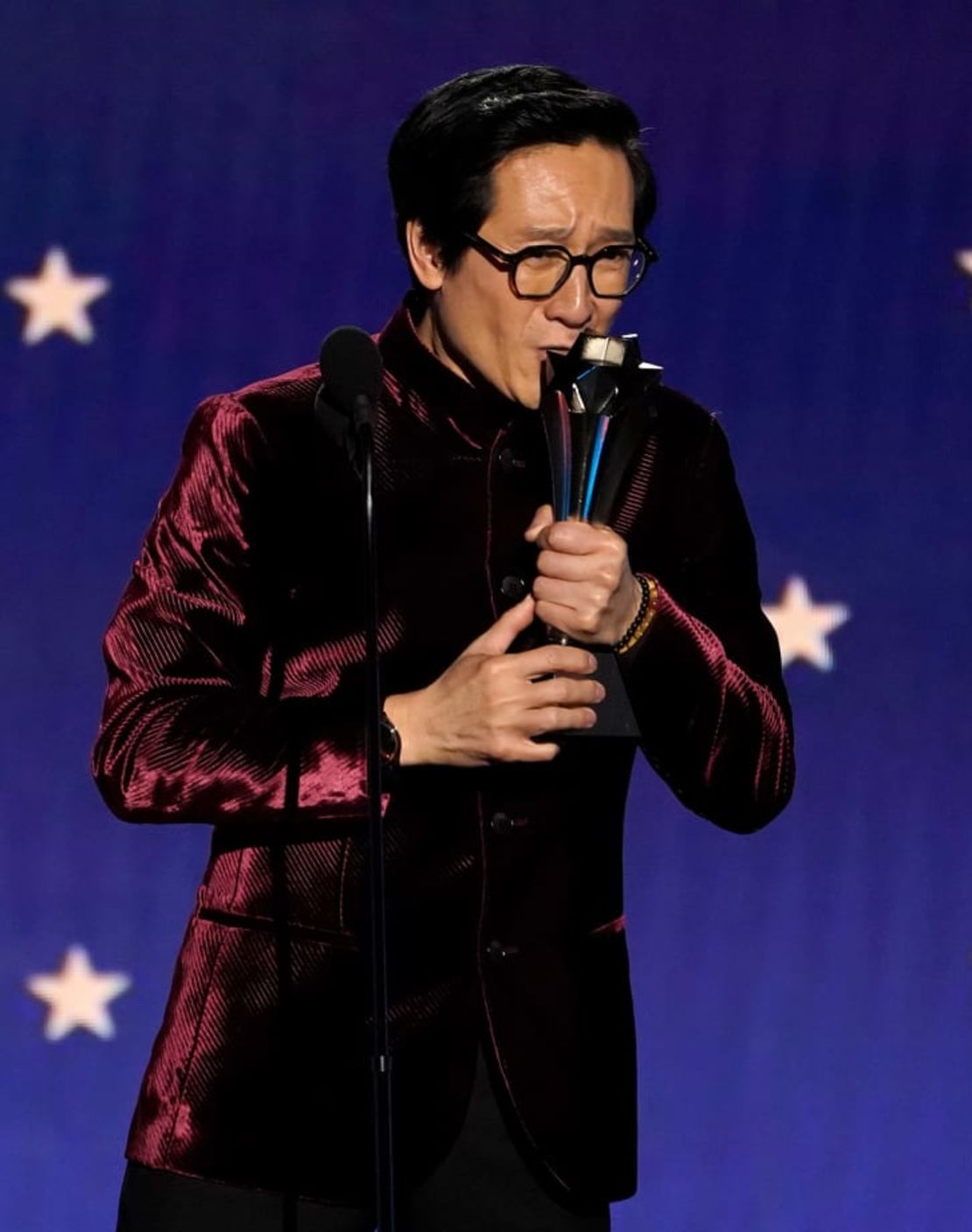 Ke Huy Quan acepta el premio al mejor actor de reparto por "Everything Everywhere All at Once" en los Critics Choice Awards en enero.