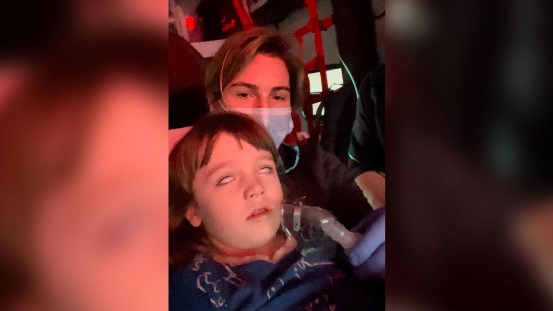 Mary Saladino sostiene a su hijo Henry en una ambulancia mientras corren hacia el hospital tras una violenta convulsión. Cortesía de Mary Saladino