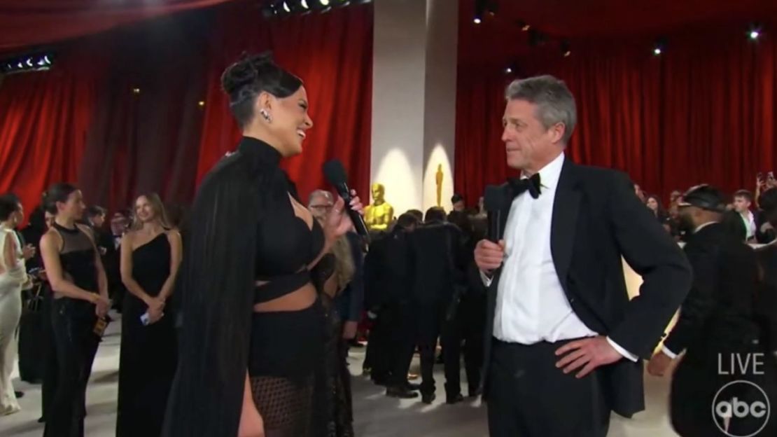 Hugh Grant durante su entrevista con Ashley Graham en la alfombra roja de los Oscar 2023. El video se hizo viral.