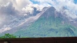 CNNE 1359651 - erupcion en indonesia- impactantes imagenes del volcan merapi en accion