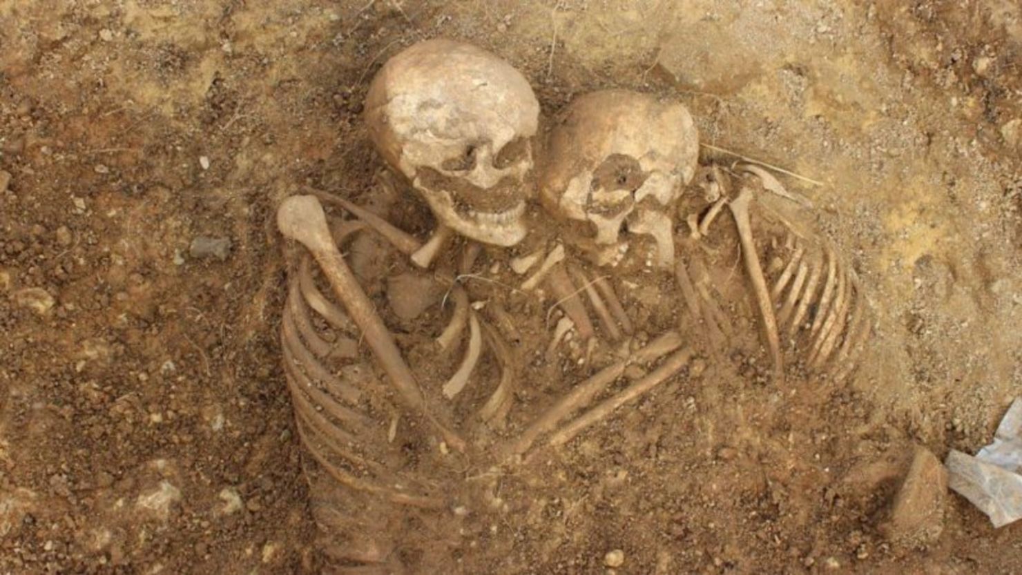 Estos dos esqueletos enterrados juntos estaban entre los 62 descubiertos en el cementerio hasta ahora desconocido.