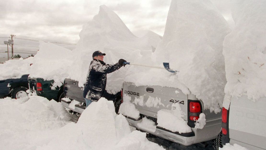 Un hombre retira la nieve de los vehículos después de que un fuerte temporal de nor'easter nevara en el noreste en 2001. Crédito: Joel Page/AP/FILE