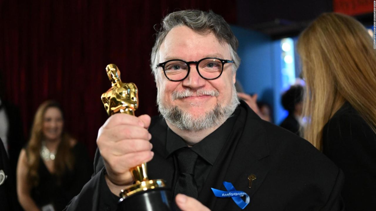 CNNE 1359796 - del toro fascina e inspira a mexicanos con triunfo en los oscar