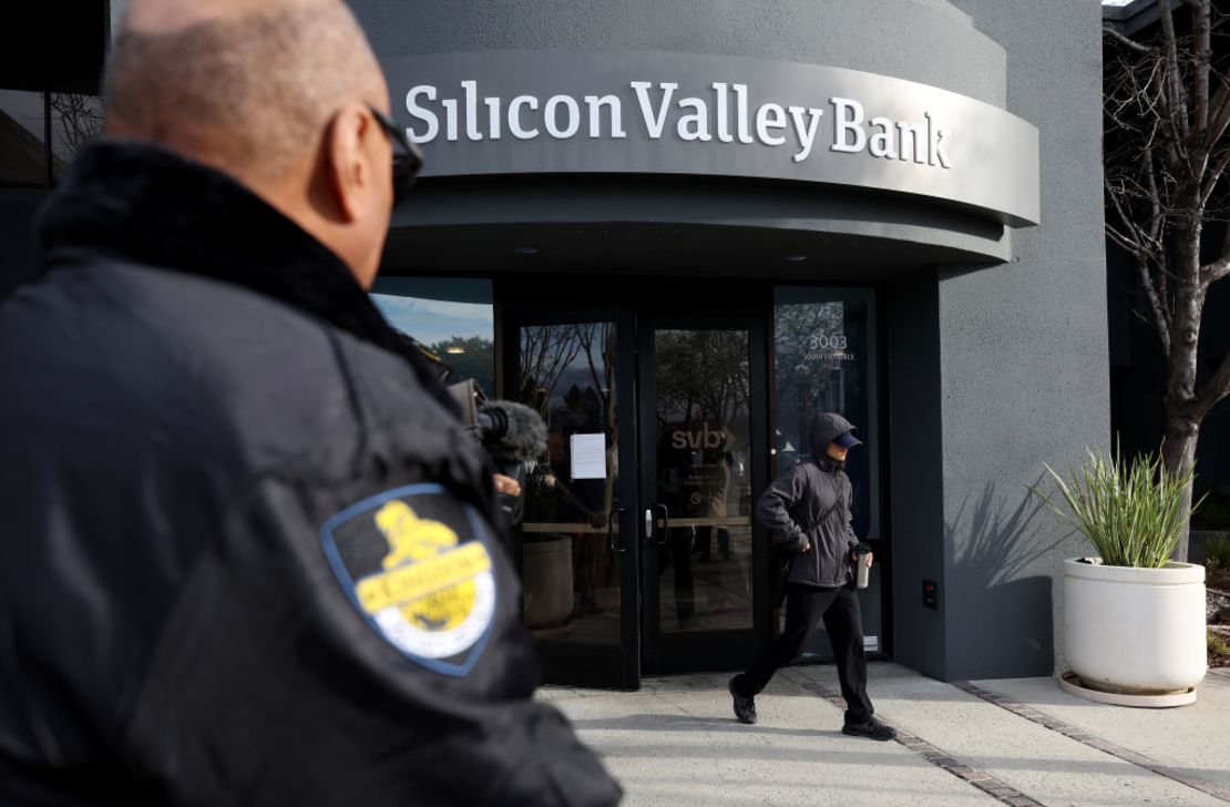 Un guardia de seguridad observa la entrada de Silicon Valley Bank el 13 de marzo de 2023.