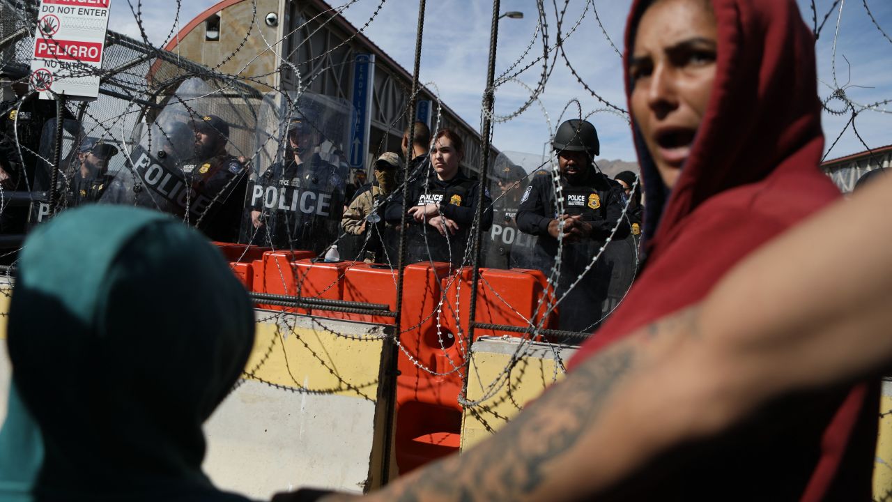 TOPSHOT - Migrants, mostly of Venezuelan origin, attempt to forcibly cross into the United States at the Paso del Norte International Bridge in Ciudad Juarez, Chihuahua state, Mexico, on March 12, 2023. - Hundreds of migrants, mostly Venezuelans, attempted to stampede across one of the border bridges in the northern Mexican city of Ciudad Juarez, desperate to gain asylum in the United States. (Photo by HERIKA MARTINEZ / AFP)