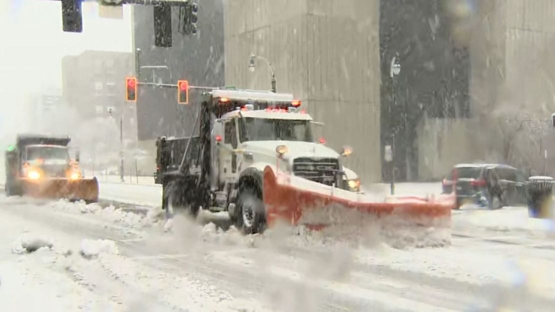 Camiones quitan la nieve en Worcester, Massachusetts, este martes.