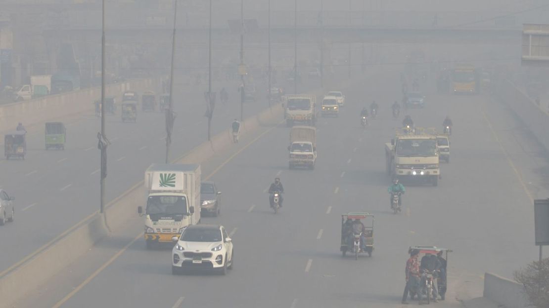 Espesa niebla tóxica en Lahore, Pakistán, en enero de 2022. Crédito: Rana Sajid Hussain/Pacific Press/Sipa USA/Reuters