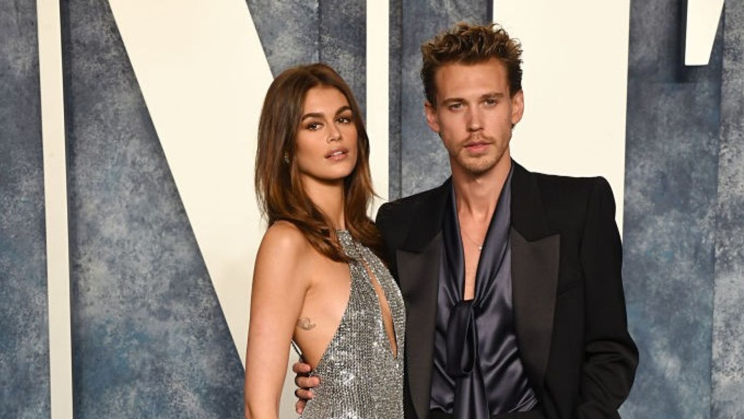 Kaia Gerber y Austin Butler asisten a la 2023 Vanity Fair Oscar Party el 12 de marzo de 2023 en Beverly Hills, California.