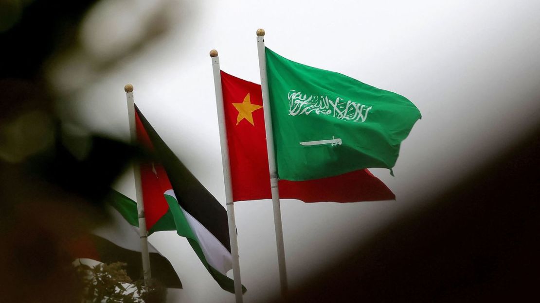 Banderas china y saudí en Riad en diciembre de 2022.