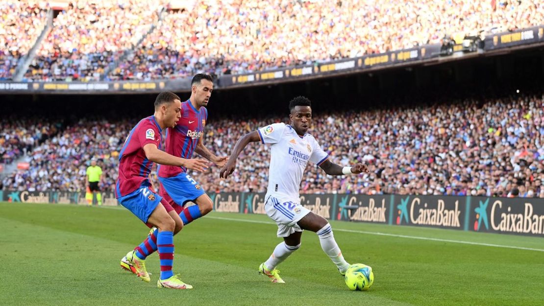 Vinicius Junior fue atacado con insultos racistas por los hinchas del Barcelona durante un partido contra el Barcelona el 24 de octubre de 2021.