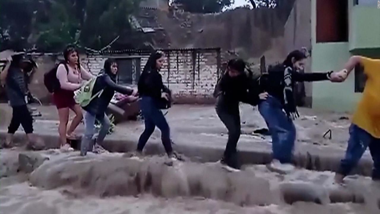 CNNE 1360702 - fuertes lluvias causan estragos en peru