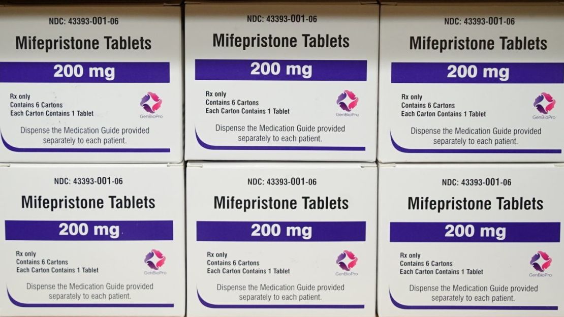 Cajas del medicamento mifepristona se sientan en un estante en el Centro de la Mujer West Alabama en Tuscaloosa, Alabama, el 16 de marzo de 2022. Walgreens dijo el jueves 2 de marzo de 2023 que no venderá mifepristona, una píldora abortiva, en 20 estados que habían advertido de consecuencias legales si lo hacía. Crédito: Allen G. Breed/AP