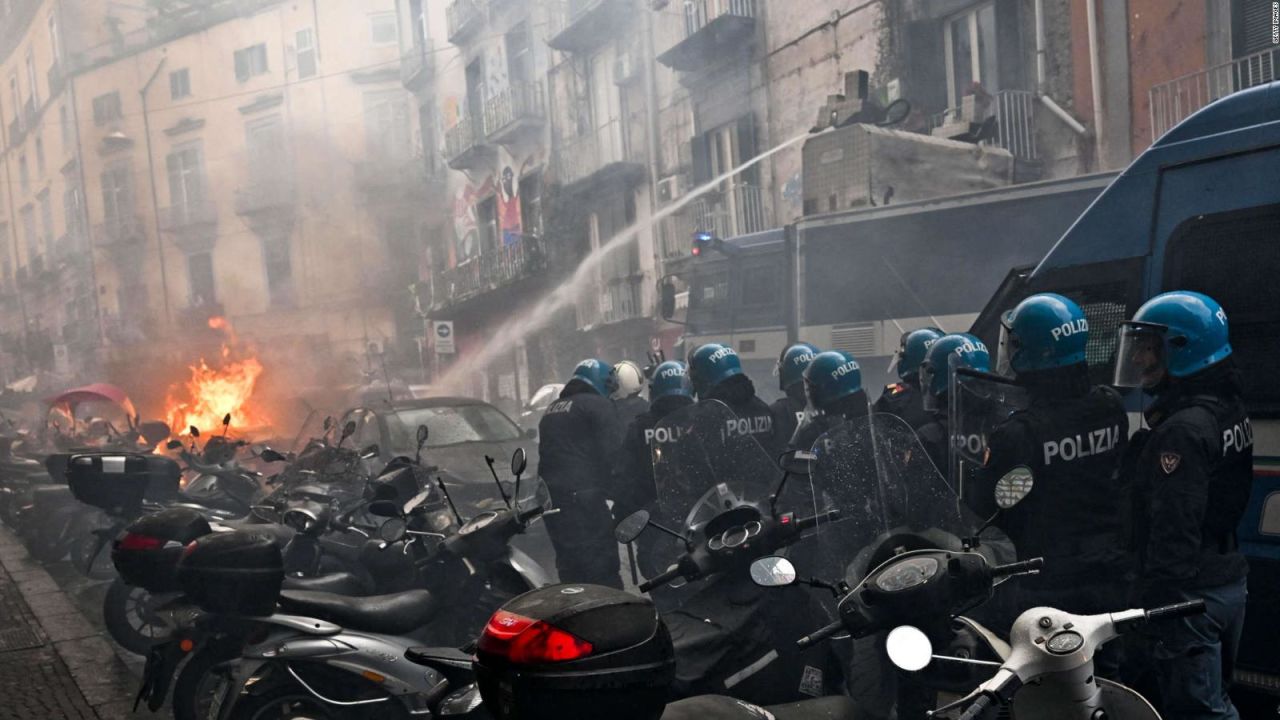 CNNE 1361168 - video- enfrentamientos violentos antes del napoli vs- eintracht frankfurt