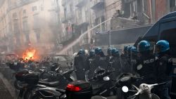 CNNE 1361168 - video- enfrentamientos violentos antes del napoli vs- eintracht frankfurt