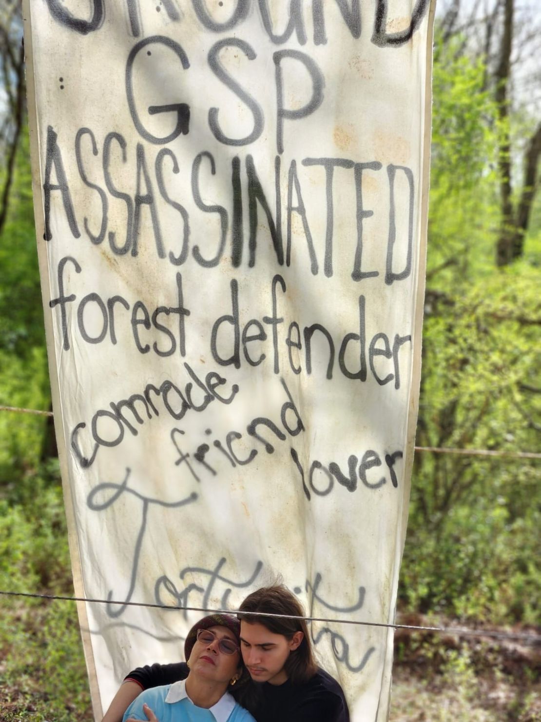 Belkis Terán y su hijo Pedro junto a una pancarta sobre el asesinato “Tortuguita” en el bosque donde ocurrieron los hechos.