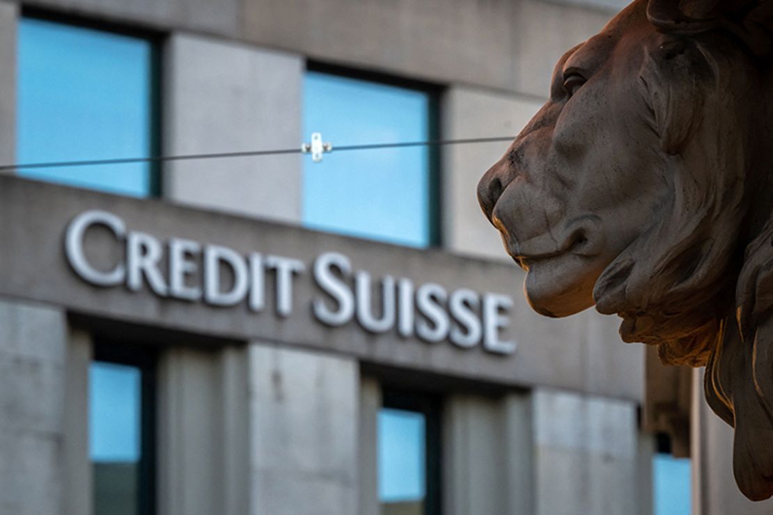 Se ve un cartel del banco Credit Suisse en el edificio de una sucursal en Ginebra, el 15 de marzo.