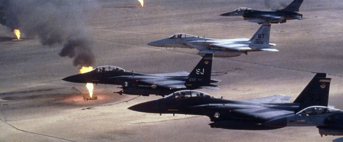 Cazas F-15 C de las fuerzas aéreas estadounidenses sobrevolando un yacimiento petrolífero kuwaití incendiado por las tropas iraquíes en retirada durante la Guerra del Golfo Pérsico, 1991.