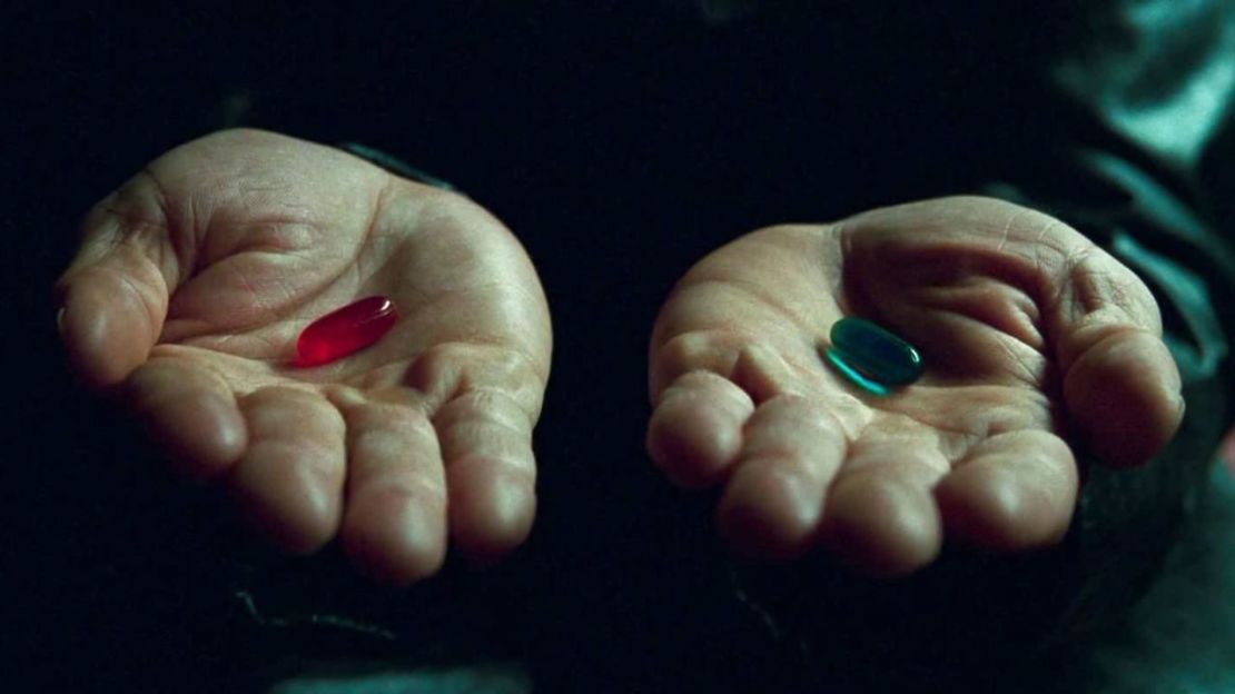 Escena de "Matrix" en la que Neo debe elegir entre la píldora roja o la azul. Crédito: Warner Bros.