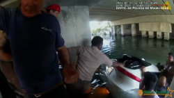 CNNE 1361446 - la policia rescata a nino de tres anos despues de que el auto en el que iba cayo al agua