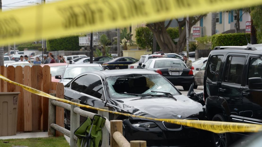 Un vehículo accidentado, supuestamente conducido por Elliot Rodger, que protagonizó una matanza a puñaladas y tiros en Isla Vista, California, en 2014. Créditos: Robyn Beck/AFP/Getty Images/Archivo