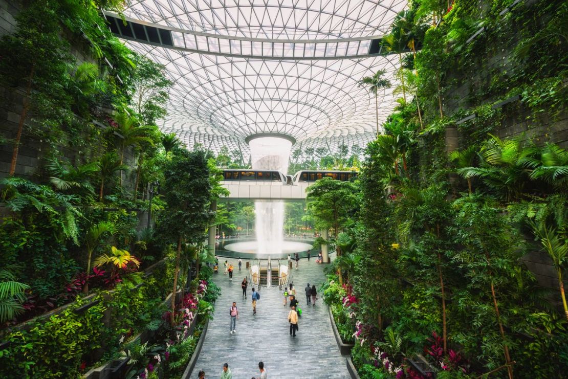 El Aeropuerto Changi de Singapur es conocido por su cascada interna de 40 metros. Crédito: Sakarin/Adobe Stock