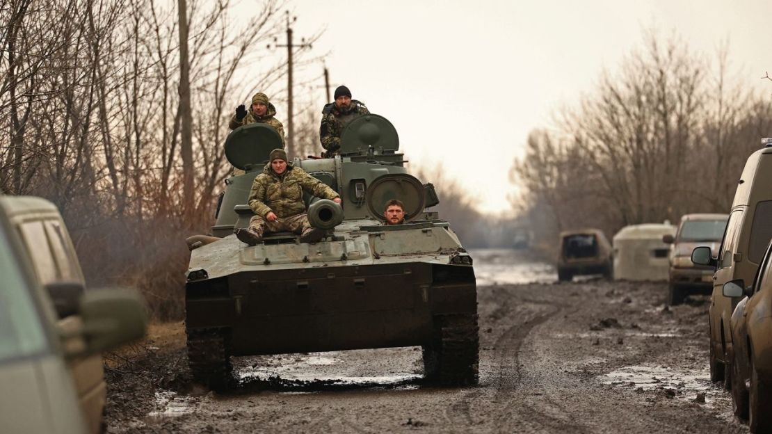 Militares ucranianos montan un obús autopropulsado 2C1 a lo largo de una carretera cerca de Bakhmut el 8 de marzo. Lisi Niesner/Reuters