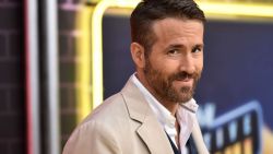 CNNE 1361592 - t-mobile comprara la compania que tiene a ryan reynolds como copropietario