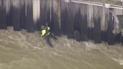 CNNE 1361613 - rescatan a un hombre de un crecido rio en los angeles