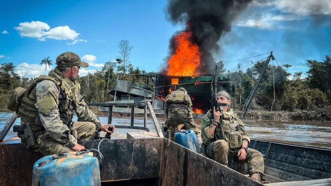 En esta imagen que proporcionó la Agencia Ambiental de Brasil, funcionarios federales destruyen una barcaza minera ilegal dentro del territorio indígena yanomami, estado de Roraima, Brasil, el martes 14 de marzo de 2023.