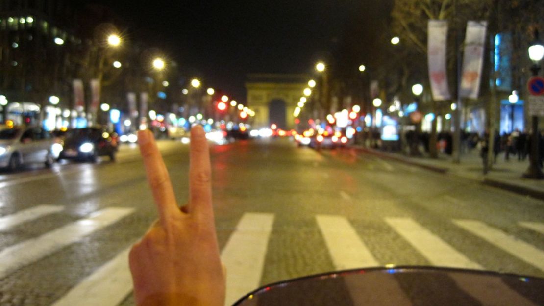 Michelle tomó esta fotografía desde la motocicleta de Augustin en su primera cita en París. Crédito: Michelle Young @untappedmich