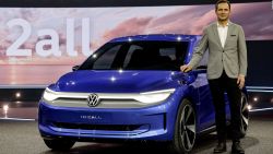 CNNE 1361783 - volkswagen presenta lo que seria el auto electrico mas barato del mundo