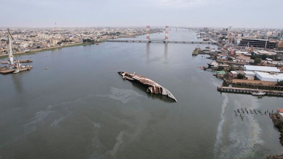 Vista aérea del yate 'Al-Mansur', que una vez perteneció al ex presidente iraquí Saddam Hussein, que ha estado en el lecho de agua durante años en la vía fluvial Shatt al-Arab, en Basora, Iraq, el marzo 9 de enero de 2023.