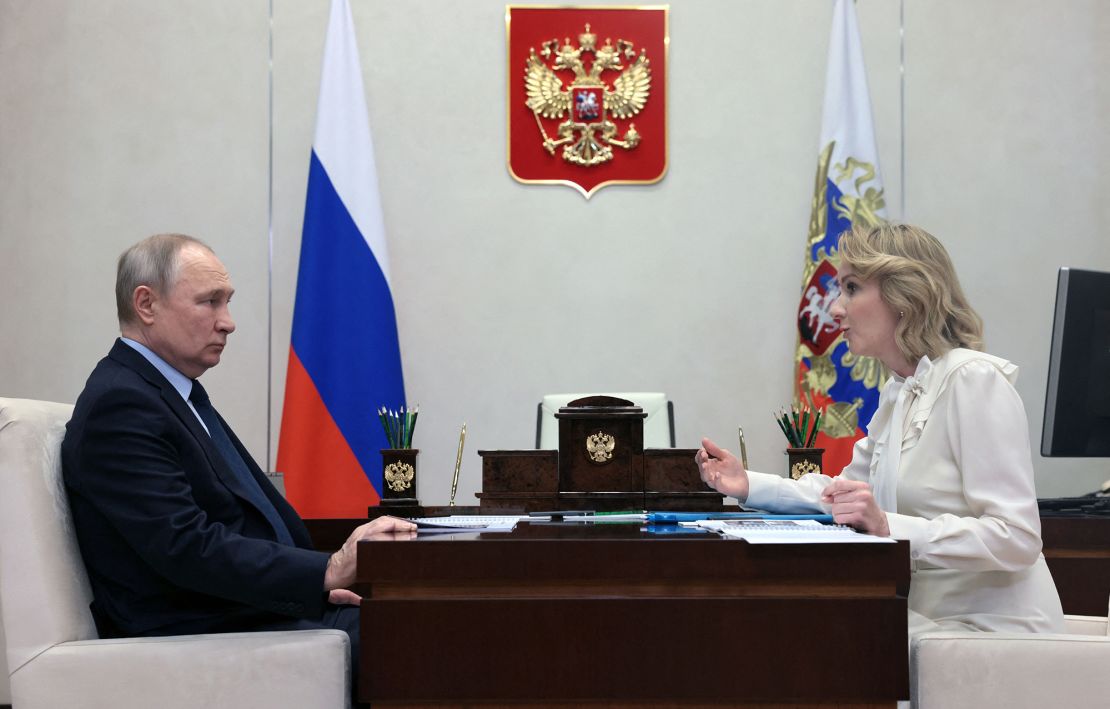 El presidente de Rusia, Vladimir Putin, se reúne con Maria Lvova-Belova, comisionada rusa para los derechos de la infancia, en Moscú, Rusia, el 16 de febrero.