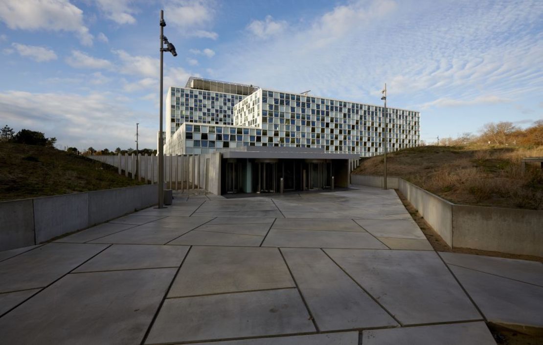 Una imagen tomada el 23 de noviembre de 2015 muestra el nuevo edificio de la Corte Penal Internacional (I) en La Haya, Países Bajos.