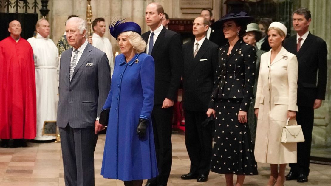 El rey Carlos III del Reino Unido lleva a los miembros de la familia real a la Abadía de Westminster para la ceremonia de servicio del Día de la Commonwealth el 13 de marzo.