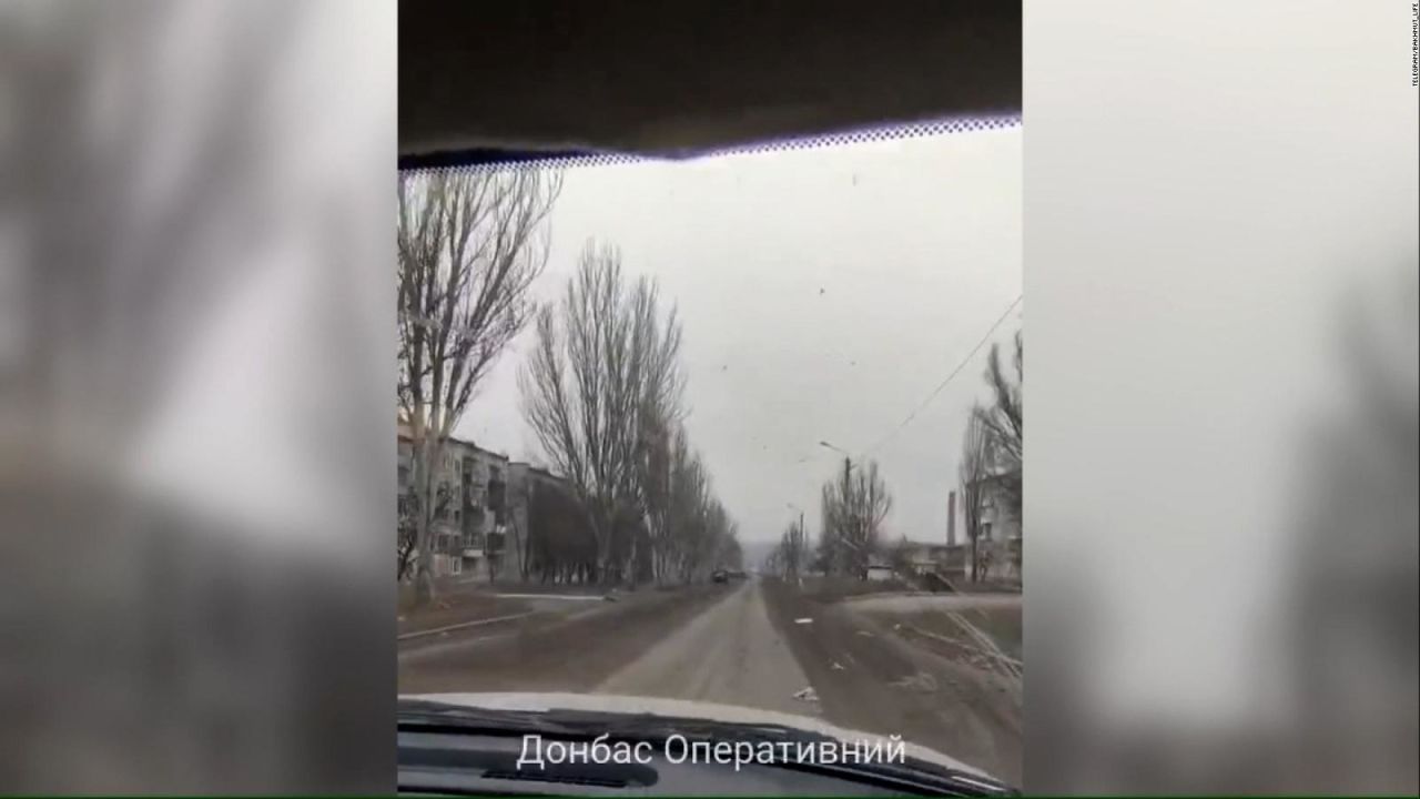 CNNE 1362260 - soldados ucranianos recorren la devastada ciudad de bajmut