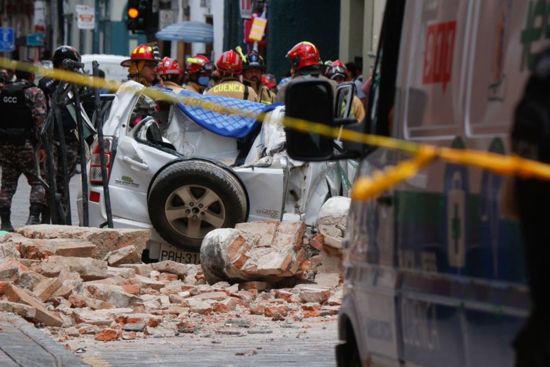 Vista de un automóvil destruido luego de la caída de la cornisa y la terraza de un edificio ubicado en el centro histórico de Cuenca, Ecuador, el 18 de marzo de 2023. Crédito: FERNANDO MACHADO/AFP vía Getty Images