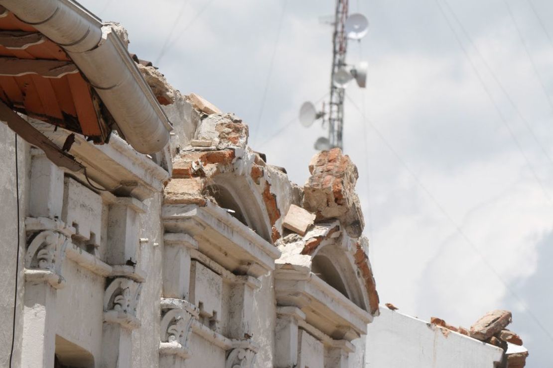 Vista de un edificio ubicado en el centro histórico de Cuenca luego de que su cornisa y terraza cayera y destruyera un automóvil- Crédito: FERNANDO MACHADO/AFP vía Getty Images