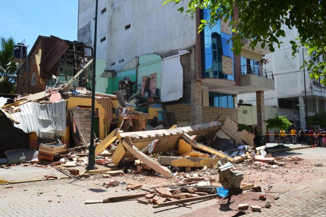 Edificios destruidos tras sismo en la ciudad de Machala, Ecuador el 18 de marzo de 2023. Crédito: GLEEN SUAREZ/AFP vía Getty Images