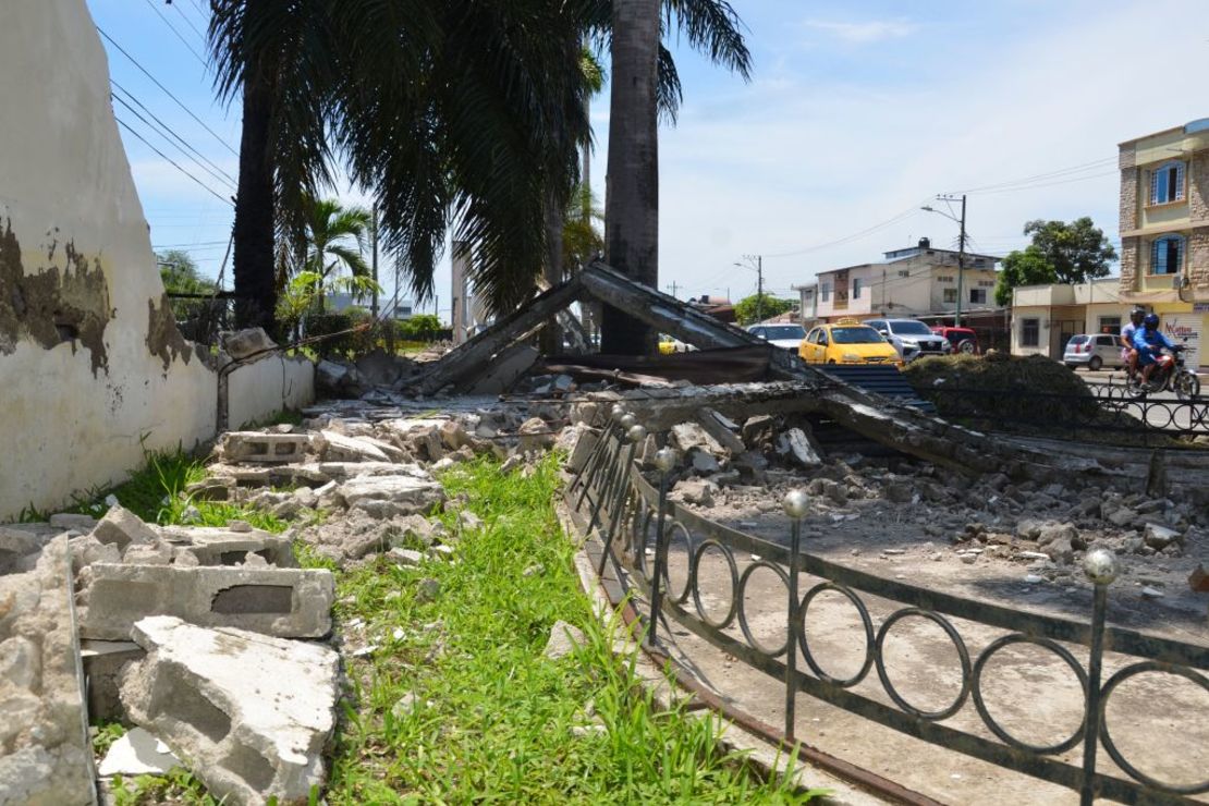 Escombros tras sismo en la ciudad de Machala, Ecuador el 18 de marzo de 2023. Crédito: GLEEN SUAREZ/AFP vía Getty Images