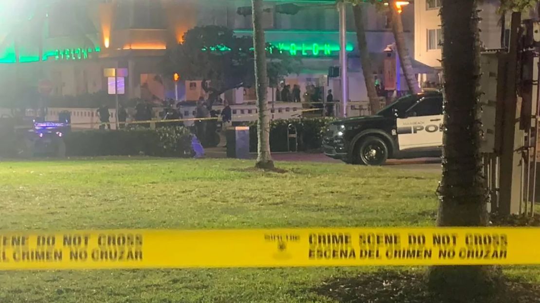 La policía cerró un área en Ocean Drive en Miami Beach con cinta de la escena del crimen después de un tiroteo el 17 de marzo de 2023. Aaron Leibowitz/Miami Herald/Tribune News Service/Getty Images