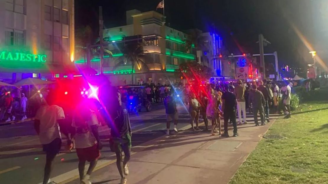 Se ve a policías y peatones caminando por Ocean Drive en South Beach el 17 de marzo de 2023 en Miami.