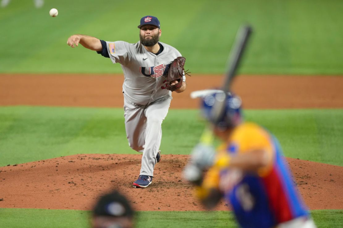 Lance Lynn de Estados Unidos hace un lanzamiento durante la segunda entrada. Eric Espada/Getty Images