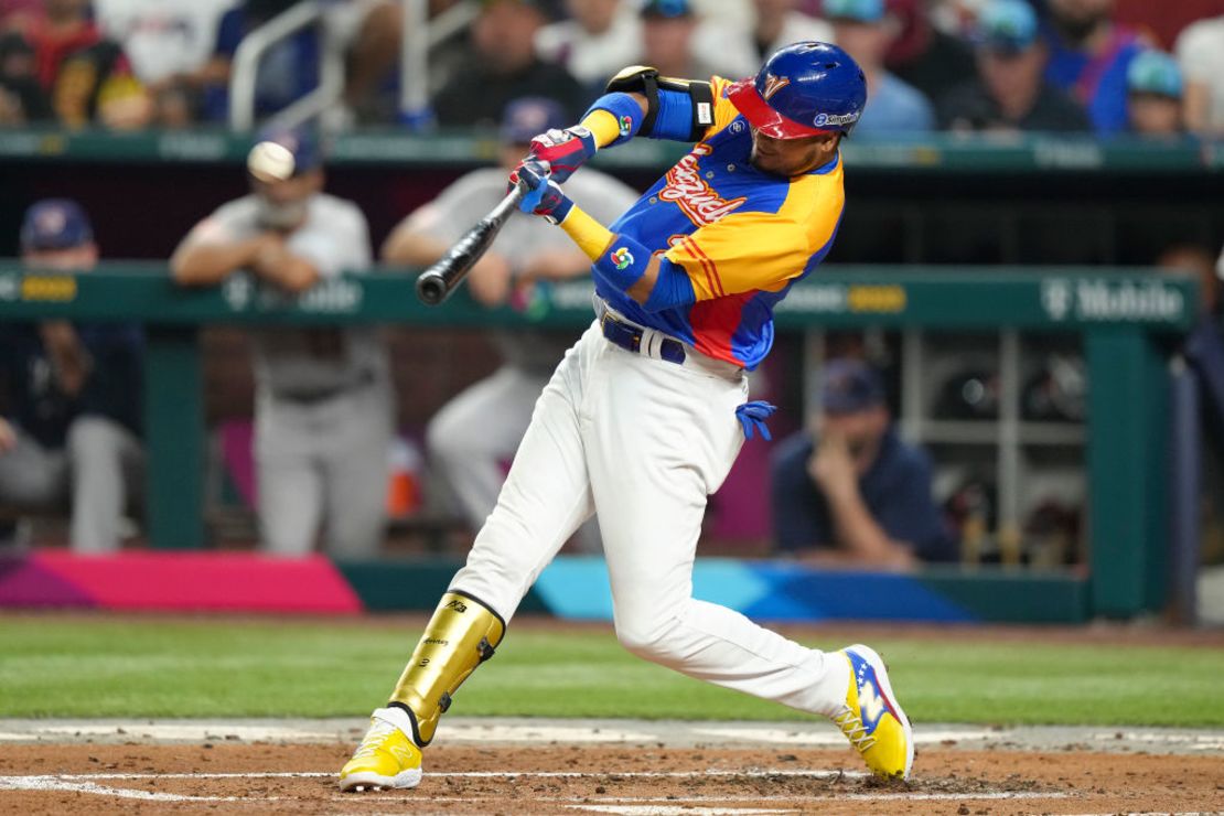 Luis Arraez de Venezuela conecta un jonrón durante la primera entrada. Crédito: Eric Espada/Getty Images