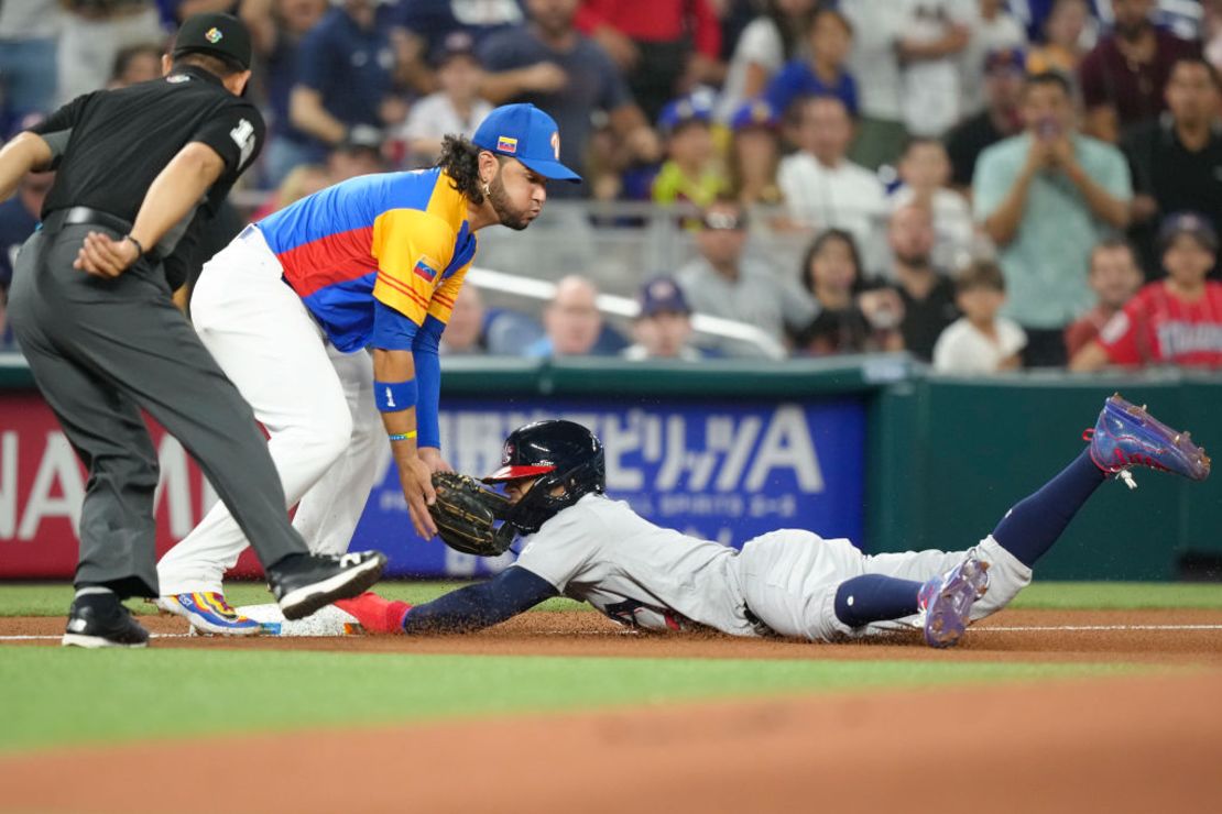 Mookie Betts de Estados Unidos se desliza hacia la tercera base durante la primera entrada. Crédito: Eric Espada/Getty Images