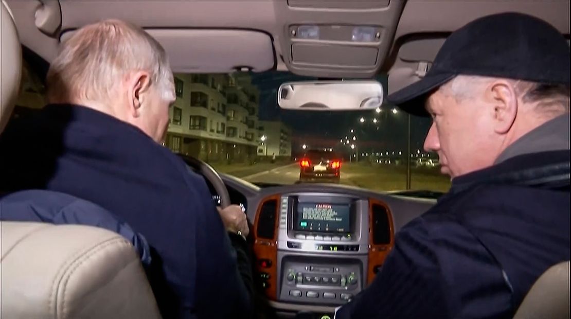 Vladimir Putin, a la izquierda, conduce con el viceprimer ministro de Rusia Marat Khusnullin durante su visita a Mariupol, Ucrania, el 19 de marzo.
